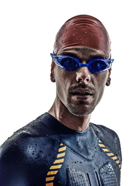 پرتره شناگران ورزشکار مرد آهنین ورزشکار سه گانه در شبح روی پس زمینه سفید