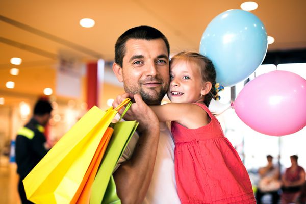 پدر شاد با دختر کوچولوی ناز خرید در مرکز خرید