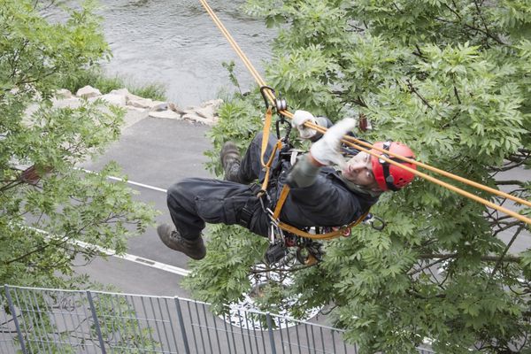امدادگر روی طناب تمرین واحدهای ویژه پلیس وضعیت واقعی جمهوری چک شهر کادان