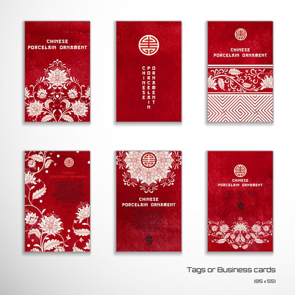مجموعه ای از شش کارت ویزیت عمودی یا برچسب گل های زیبا و پس زمینه آبرنگ قرمز نقاشی با دست تقلید از نقاشی چینی چینی لطفا برای متن شما