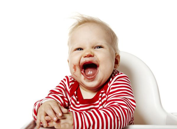 پرتره کودک با دهان کثیف بعد از غذا خوردن