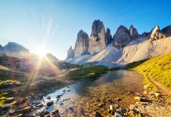 منظره ای عالی از لاگوی آفتابی رینزا - اورسپرانگ در پارک ملی tre cime di lavaredo دولومیت ها تیرول جنوبی موقعیت اورونزو ایتالیا اروپا صحنه دراماتیک صبح دنیای زیبایی