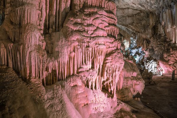 داخل غار طبیعی در اندلس اسپانیا - در داخل cuevas de nerja انواع غارهای زمین‌شناسی وجود دارد که الگوهای جالبی را ایجاد می‌کنند