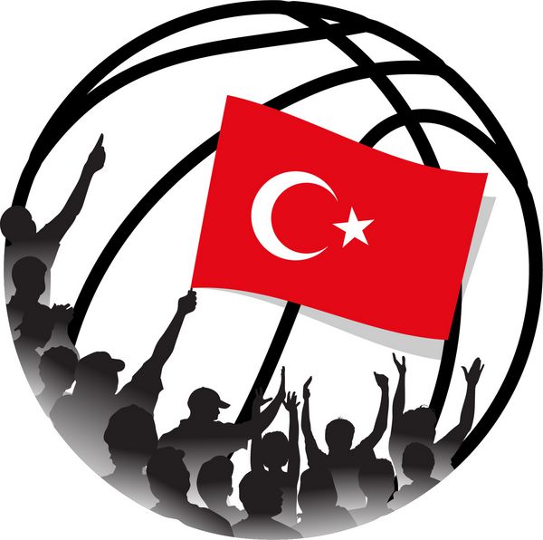 تصویر گروهی از طرفداران بسکتبال ترکیه در یک بسکتبال سبک یکی از هواداران پرچم ترکیه را به اهتزاز در می آورد