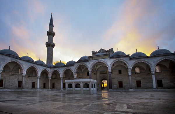 حیاط مسجد سلیمانیه در سونت در استانبول ترکیه