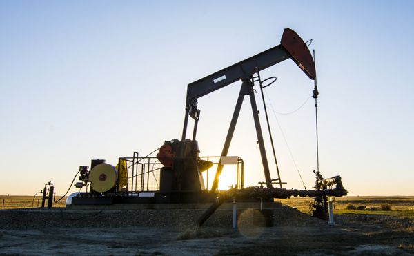 نفت و گاز یک جک پمپ در یک میدان نفتی در آلبرتای جنوبی