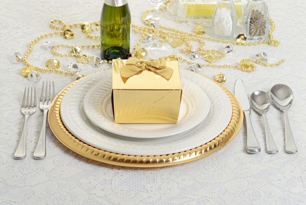 چیدمان میز نقره و طلا با کادو