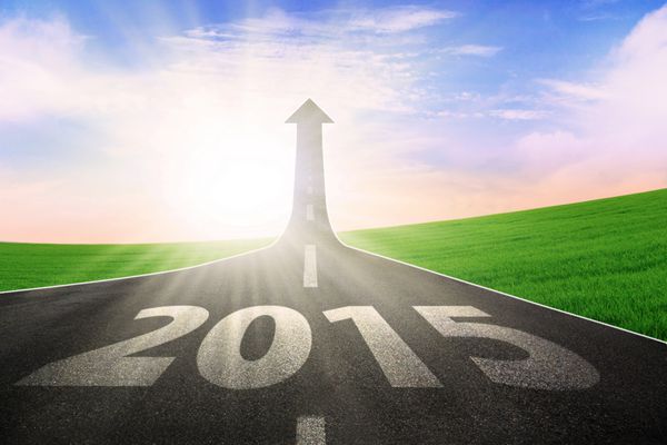 بزرگراه طولانی با فلش رو به بالا به سمت آسمان نماد راه آینده بهتر در سال 2015