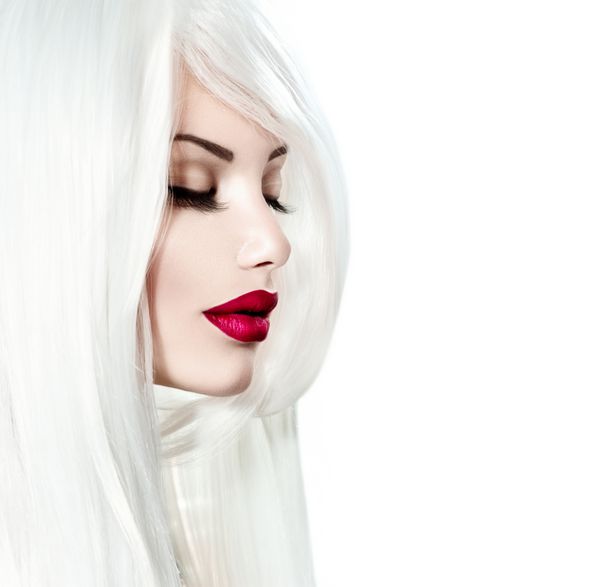 پرتره شیک دختر مدل زیبایی با موهای سفید و رژ لب قرمز جدا شده در پس زمینه سفید آرایش و مدل موی لوکس موهای صاف و براق سفید لب های حس قرمز