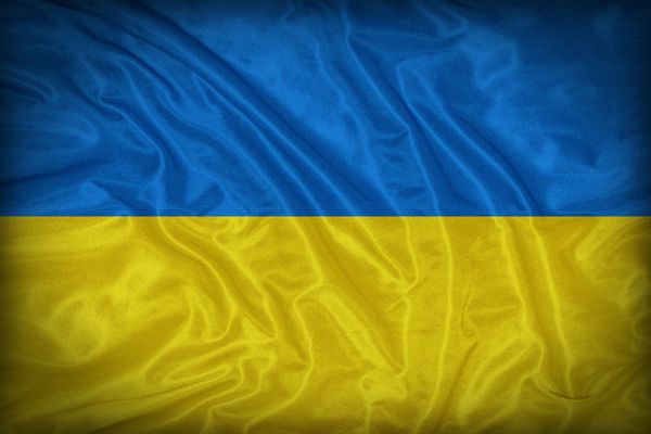 الگوی پرچم اوکراین بر روی بافت پارچه سبک قدیمی