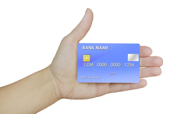 کارت اعتباری در دست در پس زمینه سفید جدا شده