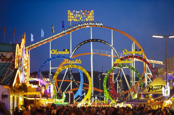 مونیخ آلمان - 23 سپتامبر 2014 جشنواره اکتبر در مونیخ بزرگترین جشنواره جهان است بازدیدکنندگان با کلبه های تفریحی و چرخ و فلک های بزرگ بسیار سرگرم می شوند