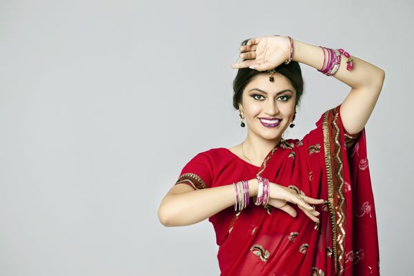 زن جوان زیبا با لباس قرمز هندی