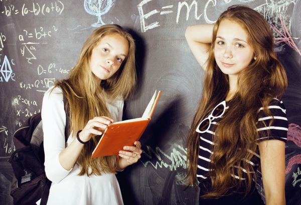 پس از تعطیلات تابستانی به مدرسه بازگشتند دو دختر نوجوان در کلاس با تخته سیاه نقاشی شده بودند