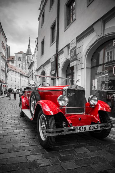پراگ جمهوری چک - 21 ژوئن 2014 - ماشین قرمز تاریخی معروف پراگ در خیابان پراگ پراگا یک شرکت تولیدی است که در سال 1907 در پراگ جمهوری چک تاسیس شد