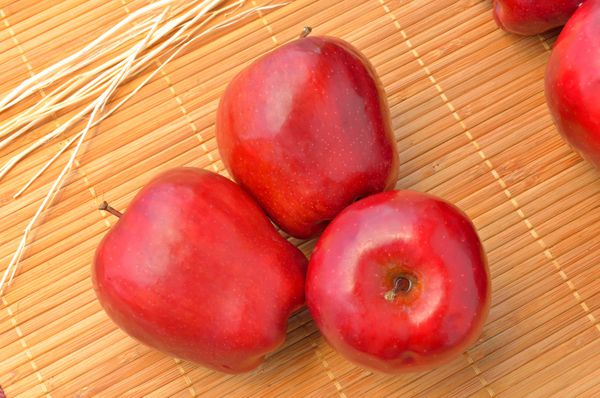گروه سیب قرمز در پس زمینه چوبی