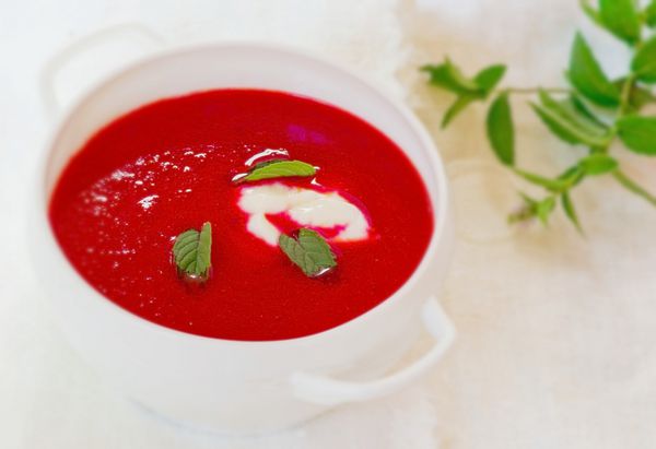 سوپ رژیمی خامه ای چغندر و گوجه فرنگی در کاسه سفید تمرکز انتخابی