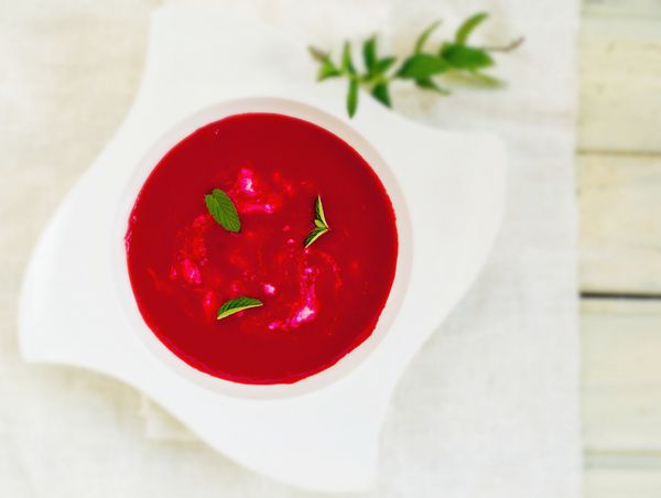 سوپ خامه ای چغندر و گوجه فرنگی در کاسه سفید تمرکز انتخابی