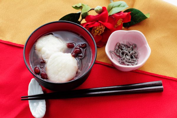 زنزای دسر سنتی ژاپنی یک کاسه سوپ شیرین لوبیا قرمز با کیک برنجی
