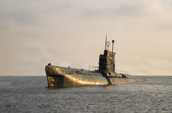 زیردریایی فاکستروت b-80 به سمت موج سواری بالا می رود