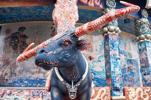استان ناخونراچاسیما تایلند - 20 فوریه مجسمه موجودات افسانه ای در معبد بان رای تایلند 20 فوریه 2014 معبد محل اقامت اعتراف کننده شخصی پادشاه تایلند است