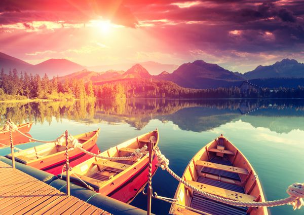 دریاچه کوهستانی باشکوه در پارک ملی تاترا بلند صحنه یکنواخت دراماتیک آسمانی که از نور خورشید می درخشد strbske pleso اسلواکی اروپا دنیای زیبایی فیلتر سبک رترو افکت تونینگ اینستاگرام