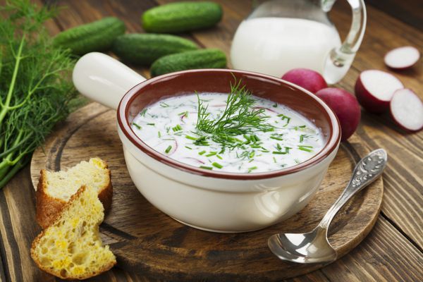 سوپ تابستانی سرد با ماست و سبزیجات روی میز