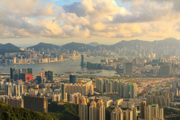 زاویه دید بالا در منظره شهری هنگ کنگ به عنوان غروب خورشید