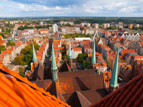 شهر قدیمی در گدانسک نمای هوایی از برج کلیسای جامع لهستان