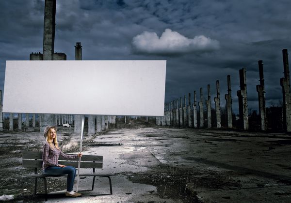 دختر جوان با بنر سفید روی نیمکت نشسته است pl برای متن