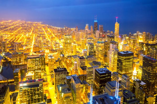نمای هوایی از شهر شیکاگو در مرکز شهر در غروب ایالات متحده آمریکا