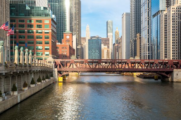شهر شیکاگو در مرکز شهر و رودخانه با پل