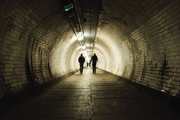 دو نفر در تونل تاریک قدم می زنند