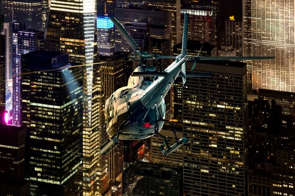 پرواز شبانه هلیکوپتر بین آسمان خراش های منطقه منهتن نیویورک