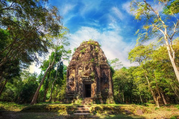 معماری باستانی خمر پیش از آنگکور ویرانه‌های معبد سامبور پری کوک با درختان غول پیکر بانیان در زیر آسمان آبی کامپونگ تام مقاصد سفر کامبوج