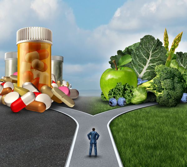 مفهوم تصمیم دارویی و درمان طبیعی انتخاب های تغذیه دوراهی بین میوه و سبزیجات تازه سالم یا قرص های دارویی و داروهای تجویزی با مردی در دوراهی