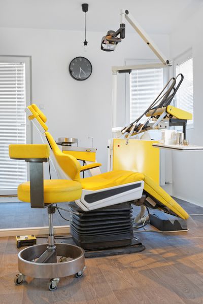 موتور و صندلی زرد دندانپزشکی در مطب دندانپزشکی