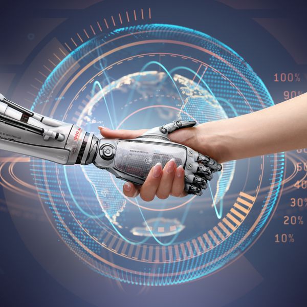دست دادن انسان زن و ربات به عنوان نمادی از ارتباط بین مردم و فناوری مصنوعی تصویر جدا شده