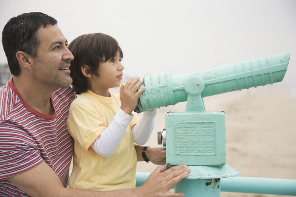 پدر و پسر اسپانیایی با تلسکوپ