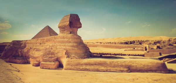 نمای کامل ابوالهول بزرگ با هرم در پس زمینه در جیزا مصر تصویر فیلتر شده جلوه لومو پردازش شده متقاطع