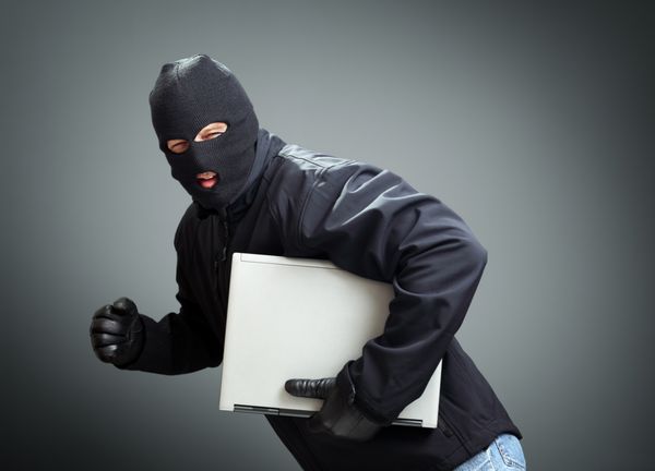 دزد مفهوم کامپیوتر لپ تاپ را برای هکر هک امنیت یا بیمه می دزدد