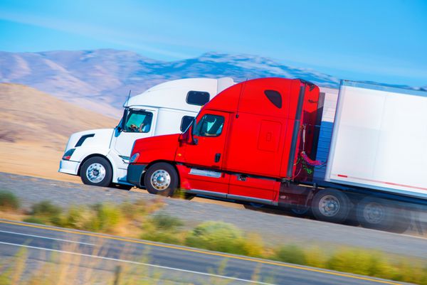 دو کامیون نیمه سریع در بزرگراه نوادا ایالات متحده آمریکا باربری در آمریکا
