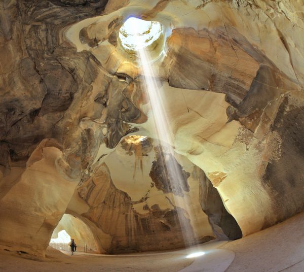 غارهای زنگی بیت گوورین پارک ملی طاق های سفالی زیبا که توسط خورشید از سوراخ در ورودی های بالا و جانبی روشن شده است