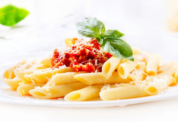 پاستا پاستا پنه با سس بولونیز پنیر پارمزان و ریحان غذاهای ایتالیایی غذای مدیترانه ای