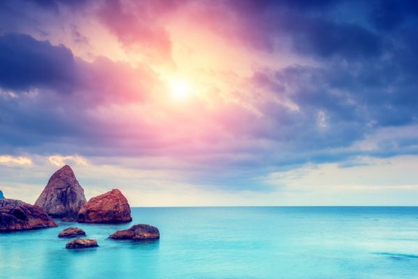 دریای آبی فوق العاده صبحگاهی که زیر نور خورشید می درخشد صحنه دراماتیک دریای سیاه کریمه اوکراین اروپا دنیای زیبایی فیلتر سبک رترو افکت تونینگ اینستاگرام
