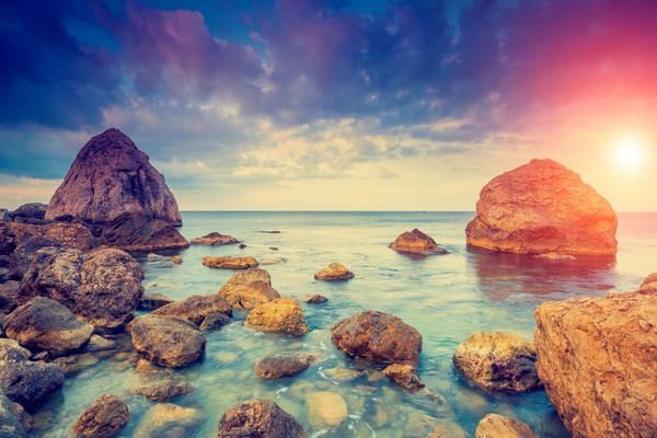 دریای آبی فوق العاده صبحگاهی که زیر نور خورشید می درخشد صحنه دراماتیک دریای سیاه کریمه اوکراین اروپا دنیای زیبایی فیلتر سبک رترو افکت تونینگ اینستاگرام