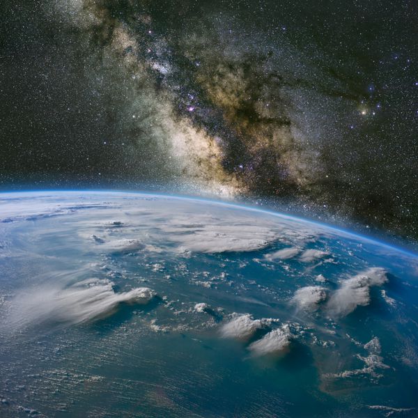 راه شیری بر فراز بورنئو همراه با رعد و برق بزرگ عناصر این تصویر ارائه شده توسط ناسا