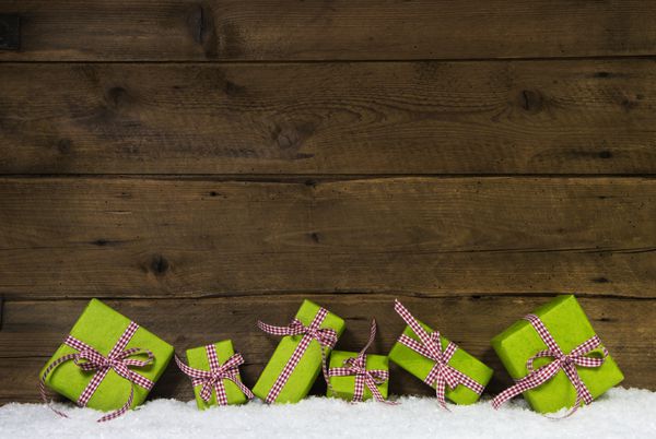 هدایای کریسمس سبز سیب در زمینه چوبی برای گواهی هدیه