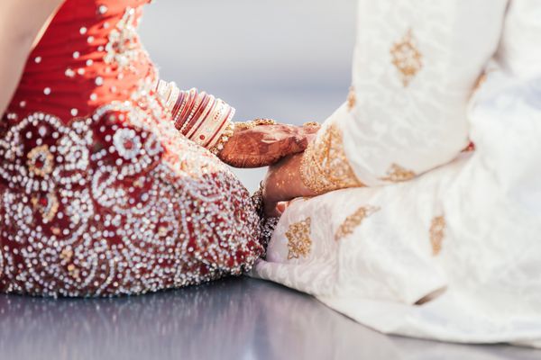 عروس و داماد هندی دست در دست هم بعد از مراسم عروسی