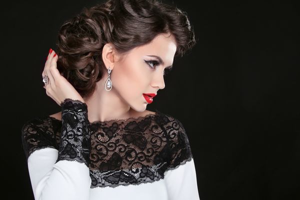 مدل موی رترو زن زیبا پرتره مد با لب های قرمز و ناخن های مانیکور شده جدا شده در پس زمینه سیاه